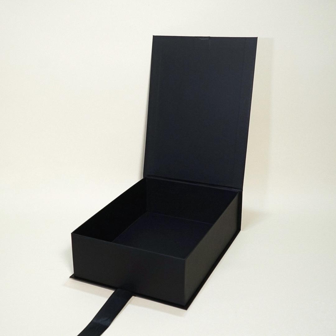 Caja premium 25x35x10 con cinta 1