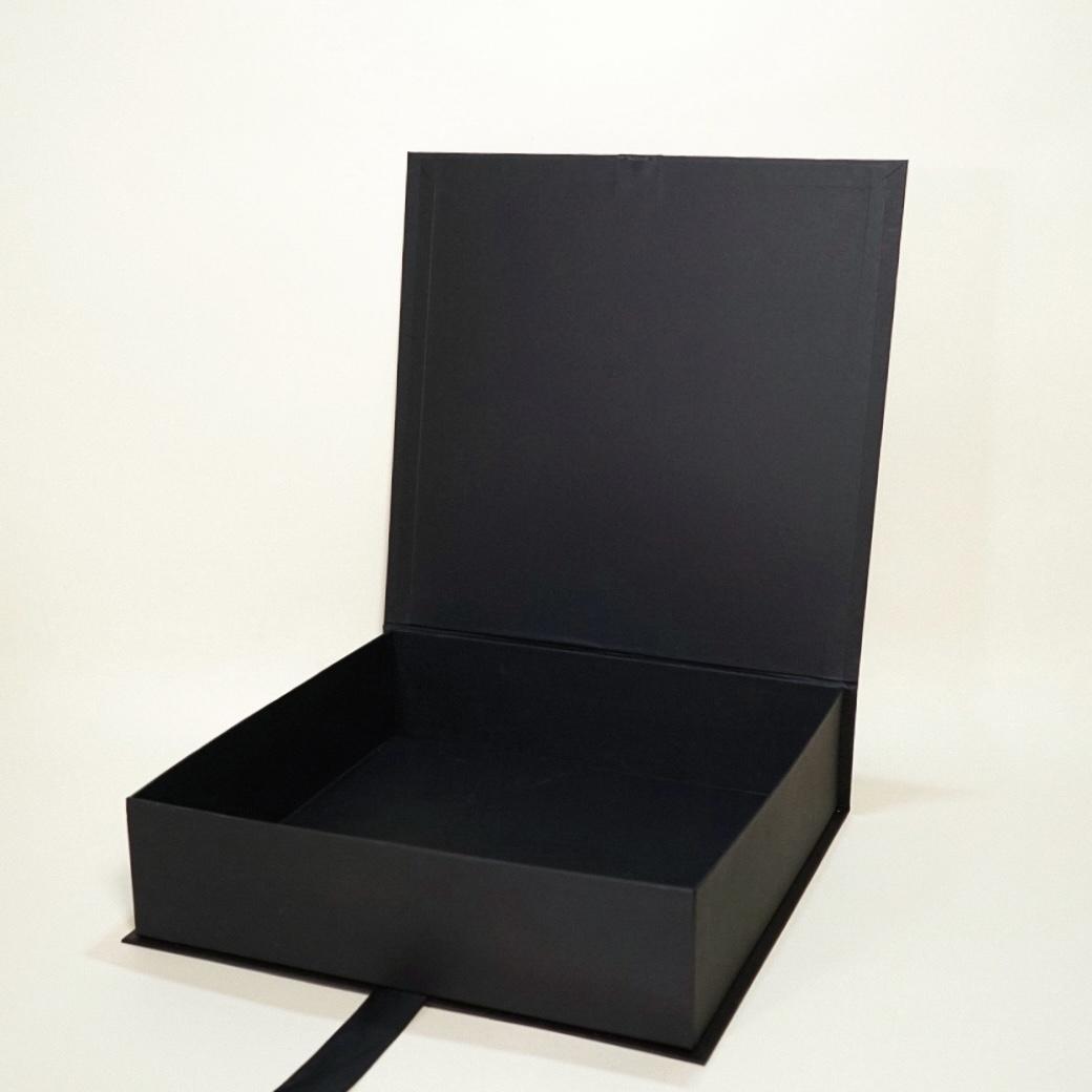 Caja premium 40x40x10 con cinta 1